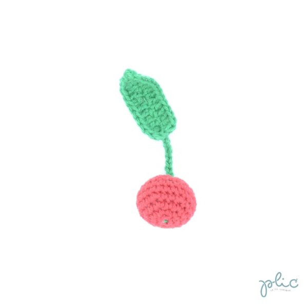 Cerise unique d'un diamètre de 2,5cm, avec queue et feuille, le tout crocheté par Plic.