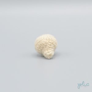 Petit champignon d'environ 3,5cm de haut, crocheté par Plic.