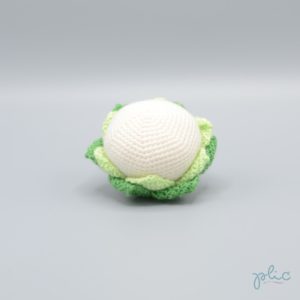 Petit chou-fleur de 7cm de diamètre entouré de feuilles, tricoté ou crocheté par Plic.