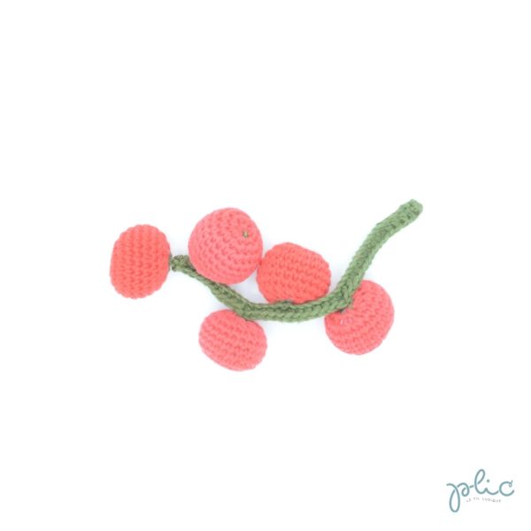 5 petites tomates-cerises de 3cm de diamètre attachées à une tige verte de 17cm de long, le tout crocheté par Plic.