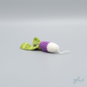 Radis mauve et blanc de 10cm de long avec feuilles, le tout crocheté par Plic.