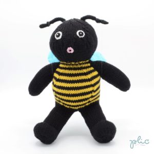 Peluche de 30cm de haut représentant une abeille, tricotée par Plic.