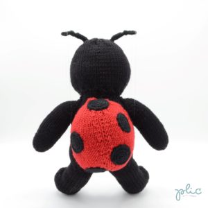 Peluche de 30cm de haut représentant une coccinelle, tricotée par Plic.