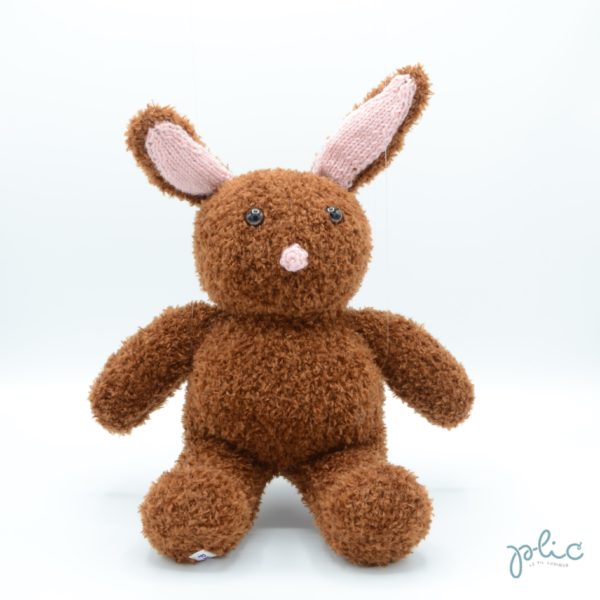 Peluche de 30cm de haut représentant un lapin, tricotée par Plic