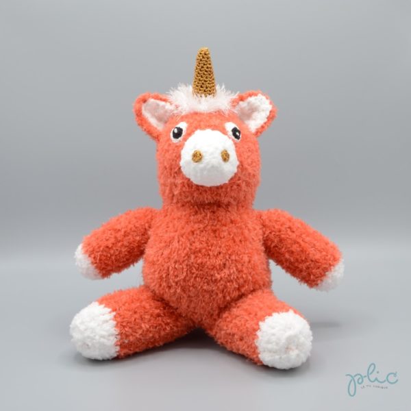 Peluche de 30cm de haut représentant une licorne, tricotée par Plic.