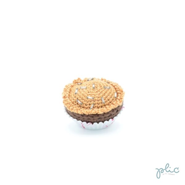 petit gâteau de 4cm de haut, recouvert d'un disque caramel crocheté par Plic et décoré de perles colorées.