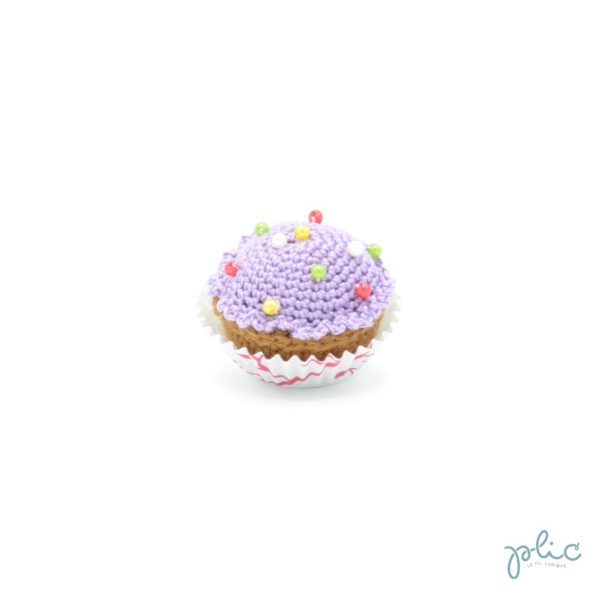 petit gâteau de 4cm de haut, recouvert d'un disque violet crocheté par Plic et décoré de perles colorées.