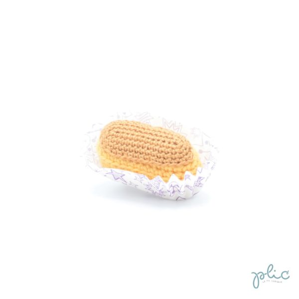 mini éclair au crochet de 6cm de long, recouvert d'une bande caramel crochetée, le tout réalisé par Plic.