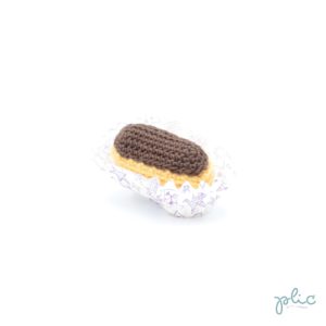 mini éclair au crochet de 6cm de long,recouvert d'une bande chocolat noircrochetée, le tout réalisé par Plic.