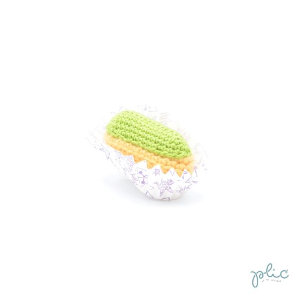 Mini éclair au crochet de 6cm de long, recouvert d'une bande vert pistache crochetée, le tout réalisé par Plic.