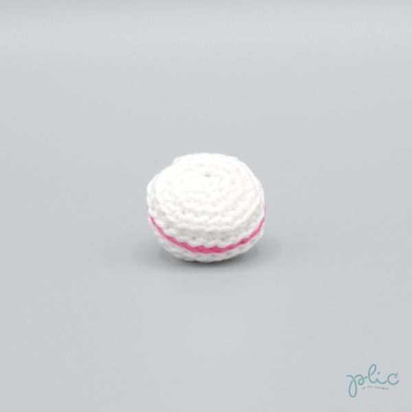 macaron blanc de 3cm de diamètre, crocheté par Plic