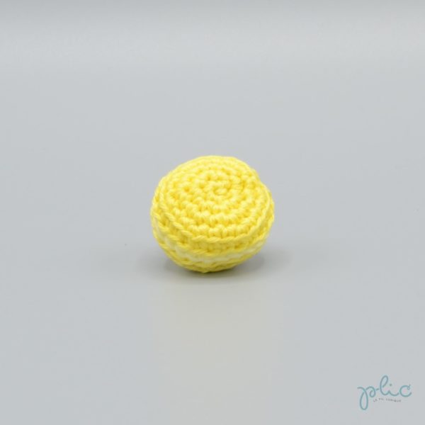 macaron jaune de 3cm de diamètre, crocheté par Plic