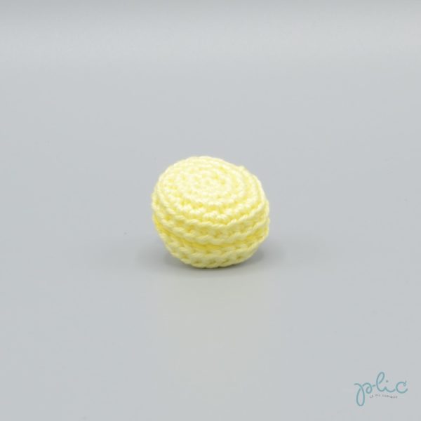 macaron jaune pâle de 3cm de diamètre, crocheté par Plic