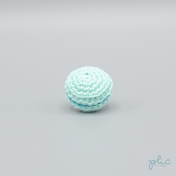 macaron turquoise clair de 3cm de diamètre, crocheté par Plic