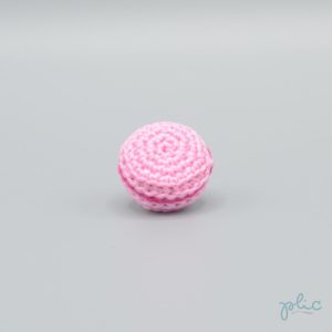 macaron rose moyen de 3cm de diamètre, crocheté par Plic