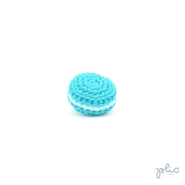 macaron turquoise foncé de 3cm de diamètre, crocheté par Plic