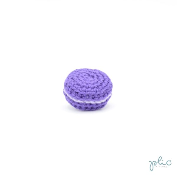 macaron mauve foncé de 3cm de diamètre, crocheté par Plic