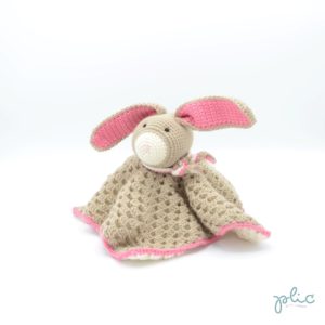 Double carré de 25cm de côté réalisé au crochet par Plic, avec une tête de lapin au centre.