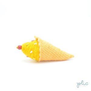 Cornet au crochet de 11cm de long surmonté d'un cône en tricotin de 4cm de haut décoré de perles, le tout réalisé par Plic.