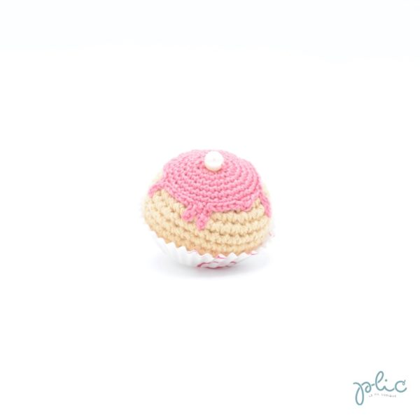 petit chou de 4cm de haut crocheté, recouvert d'un disque rose moyen crocheté et d'une perle nacrée, le tout réalisé par Plic.