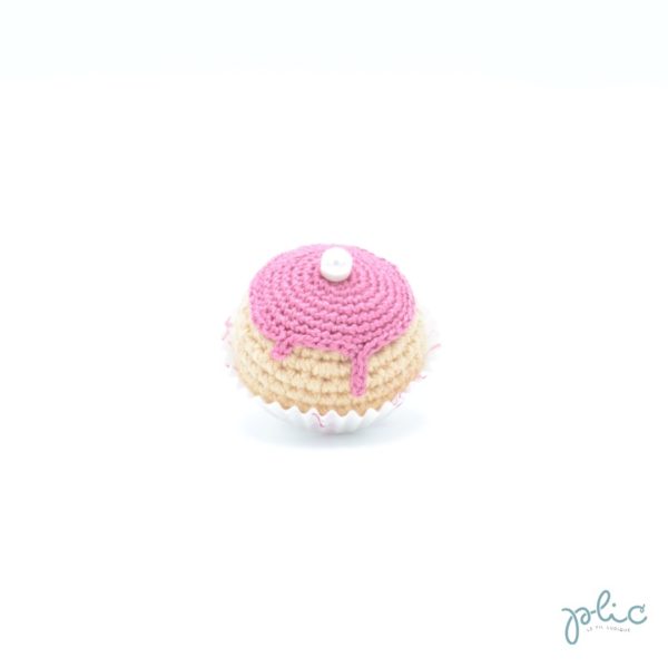 petit chou de 4cm de haut crocheté, recouvert d'un disque rose foncé crocheté et d'une perle nacrée, le tout réalisé par Plic.