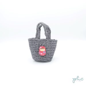 Petit panier en raphia de 11cm de haut, muni de 2 anses de 20cm avec petite déco, le tout crocheté par Plic.