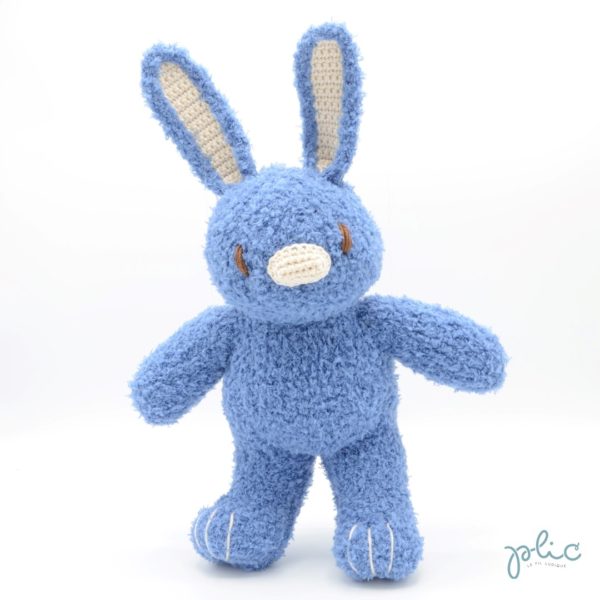 Peluche de 30cm de haut représentant un lapin bleu jeans, tricotée par Plic.