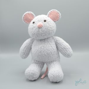 Peluche de 30cm de haut représentant une souris gris clair, tricotée par Plic.