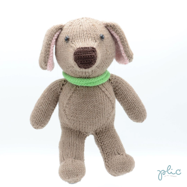 Peluche de 30cm de haut représentant un chien beige, tricoté par Plic.