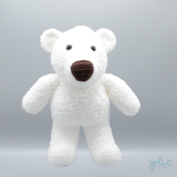 Peluche de 30cm de haut représentant un ours blanc, tricoté par Plic. t un souris ours blanc, tricoté par Plic.