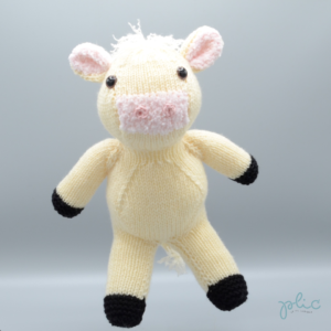 Peluche de 30cm de haut représentan Peluche de 30cm de haut représentant une vache blanche, tricotée par Plic.